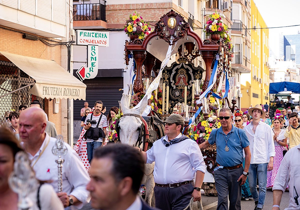 La carreta del Simpecado saliendo por el barrio del Polvorín