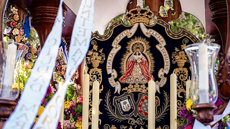 Simpecado de la Hermandad de Montemayor de Huelva