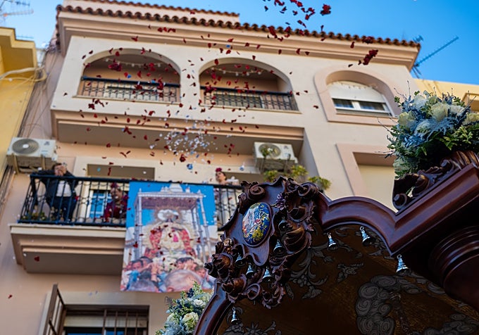Pétalos desde los balcones al paso de la carreta del Simpecado